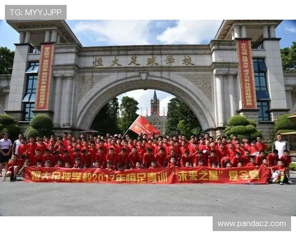 打造足球梦想的摇篮:青训学校培养未来之星的全面模式与发展路径 打造足球梦想的摇篮:青训学校培养未来之星的全面模式与发展路径